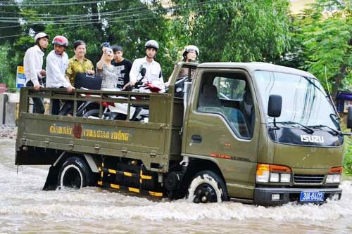 Người Hà Nội đi bằng xe cứu hộ trên phố 8