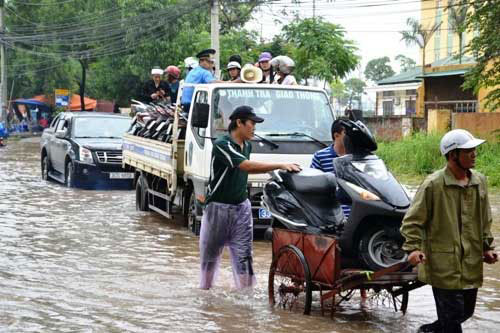 Người Hà Nội đi bằng xe cứu hộ trên phố 9