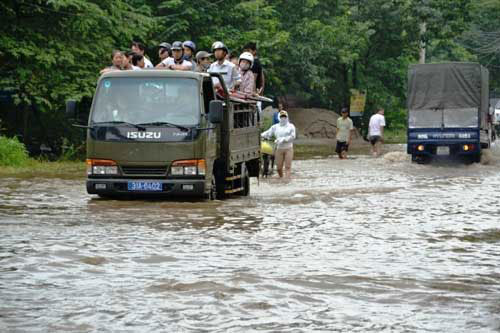 Người Hà Nội đi bằng xe cứu hộ trên phố 10