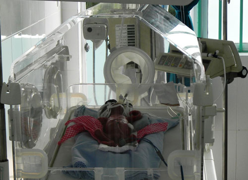 Vụ “trẻ sơ sinh suýt bị chôn sống”: Cháu bé được chăm sóc trong lồng kính