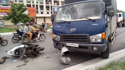 Lạc tay lái, xe tải đâm vào xe máy