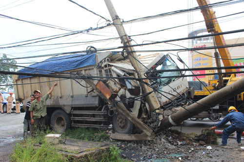 Xe tải tông hàng loạt trụ điện, khu vực cầu Đồng Nai cúp điện
