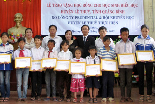 Prudential VN trao học bổng tại Quảng Bình