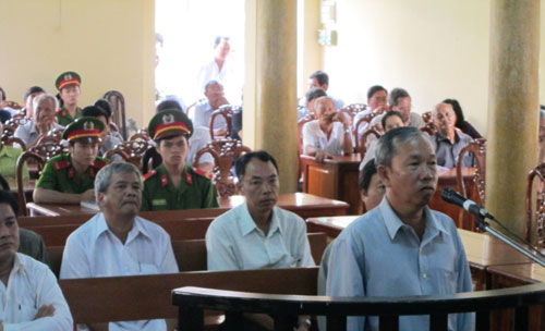 Xét xử 23 bị cáo trong vụ sai phạm đất đai ở An Giang: Một người làm quan cả họ được... đất