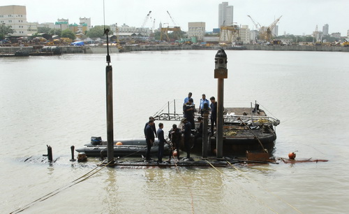 Thợ lặn vào được tàu ngầm bị nổ của Ấn Độ