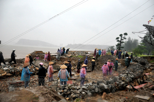 Bão tàn phá Quảng Ninh
