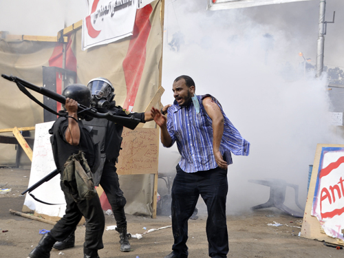 Cảnh sát Ai Cập được bắn vào người biểu tình 