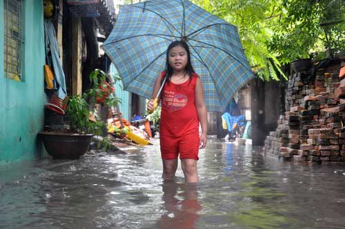 Hà Nội: Phố thành sông sau bão