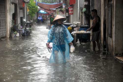 Hà Nội: Phố thành sông sau bão
