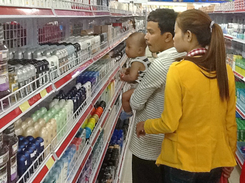Khốn đốn siêu thị Việt ở Campuchia
