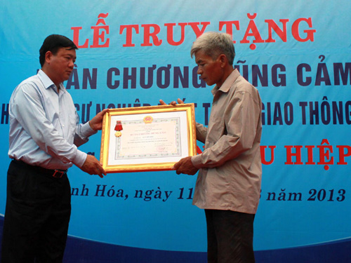 Bộ trưởng GTVT Đinh La Thăng trao Huân chương Dũng cảm cho đại diện gia đình anh Trần Hữu Hiệp