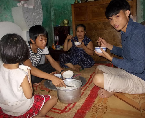 Cô La Thị Phước cùng những “người con” đang trọ học ở Huế