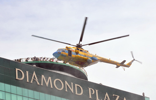 Chiếc trực thăng thứ nhất tiếp cận tòa nhà cứu người bị kẹt 