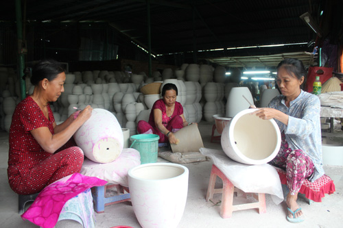  Sản xuất gốm mỹ nghệ ở cơ sở gốm Thái Vinh 