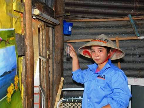 Người dân trên đảo Trí Nguyên tham gia “nuôi muỗi”