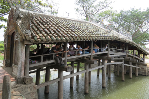 Ngồi hóng mát dưới cây cầu ngói Thanh Toàn 