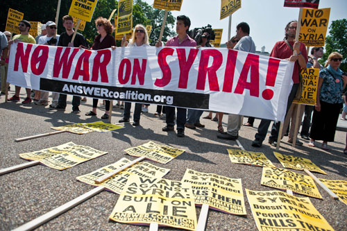 Biểu tình phản đối Mỹ can thiệp quân sự vào Syria trước Nhà Trắng - d