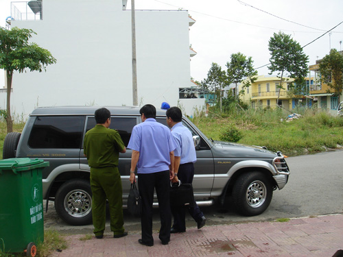 Ông Kiệt bị Cơ quan điều tra VKSND tối cao bắt dẫn giải ra xe để tiến hành khám xét nhà và nơi làm việc ngày 15.6.2012 - d