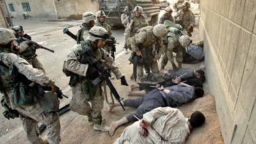 Lính Mỹ bắt người dân Iraq trong những ngày đầu của cuộc chiến năm 2003 - d