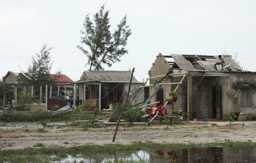 Tôn và tấm lợp là vật liệu mà người dân tỉnh Quảng Trị đang rất cần để làm lại mái nhà, ổn định đời sống 2
