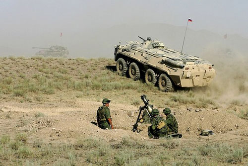 Lính Nga trong một cuộc tập trận ở Tajikistan - d