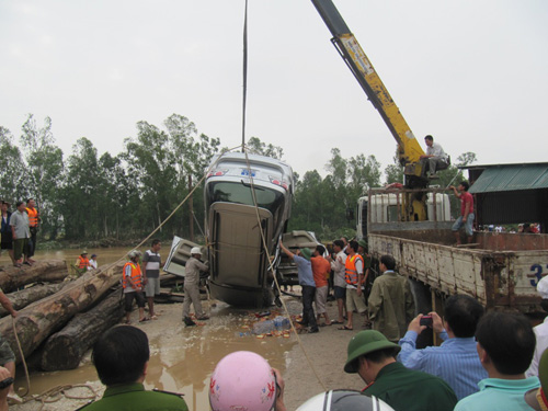 Trục vớt chiếc xe Fotune chở phó giám đốc Sở Công thương Nghệ An bị lũ cuốn trôi 5