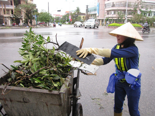 Công nhân vệ sinh môi trường nỗ lực thu dọn