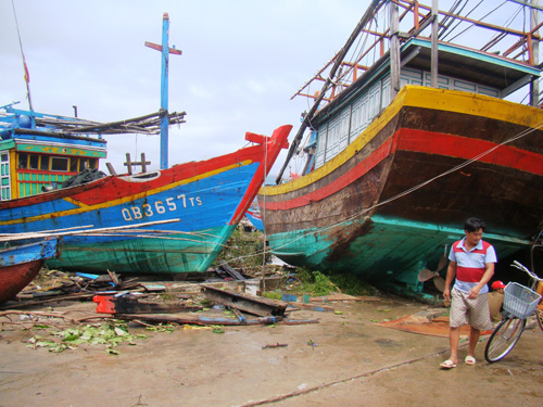 Tàu thuyền bị sóng đánh hư hỏng, dạt lên bờ 1