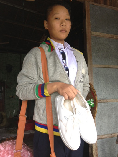 Một học sinh trường THPT Vị Thủy, Phân hiệu Vĩnh Thuận Tây bị thầy giáo Thường cắt dép đã mua giầy ba ta - d