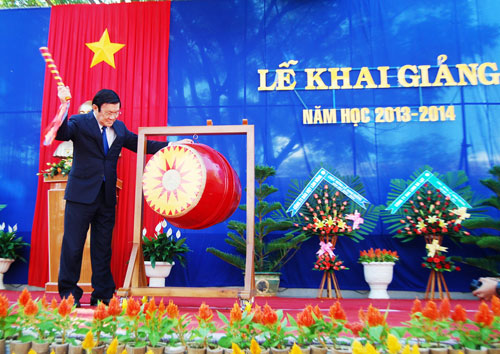 Chủ tịch nước Trương Tấn Sang đánh trống khai giảng năm học mới