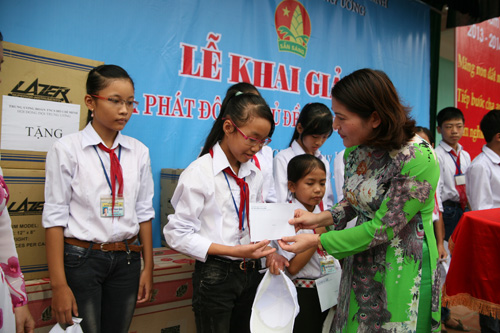 Chị Nguyễn Thị Hà, Bí thư TƯ Đoàn, Chủ tịch Hội Đồng đội TƯ phát động chủ đề năm học mới và tặng học bổng cho học sinh có hoàn cảnh khó khăn