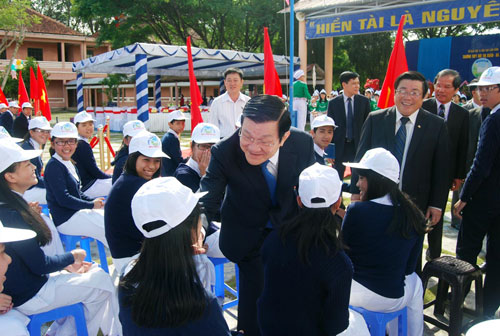 Chủ tịch nước Trương Tấn Sang ân cần thăm hỏi, trò chuyện với các cháu học sinh