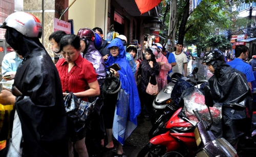 Bất chấp trời mưa, người dân Hà Nội vẫn xếp hàng cả tiếng đồng hồ để mua được hộp bánh trung thu 1