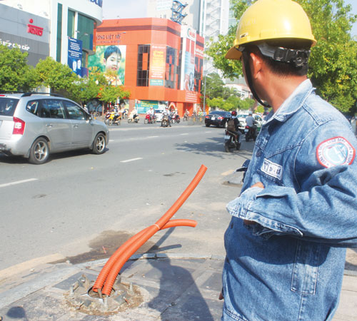 Xe container 'làm xiếc' d