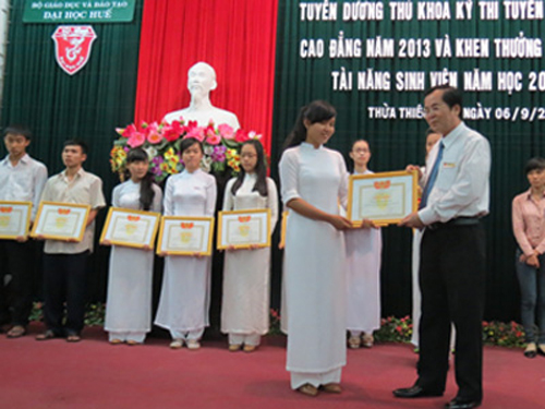 PGS.TS Nguyễn Văn Toàn, Giám đốc Đại học Huế, trao bằng khen cho thủ khoa - d