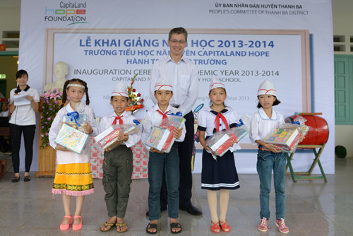 Học sinh trường Năng Yên CapitaLand Hope nhận cặp mới từ công ty CapitaLand Việt Nam 2