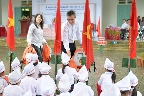 Học sinh trường Năng Yên CapitaLand Hope nhận cặp mới từ công ty CapitaLand Việt Nam 3