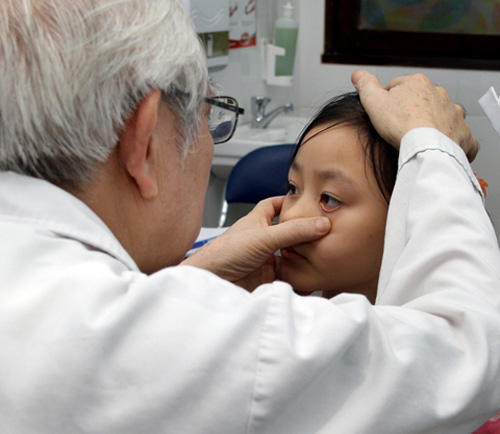 Bệnh đau mắt đỏ đang là mối lo ngại của nhiều gia đình và trường học vì thường bùng phát vào đúng mùa tựu trường