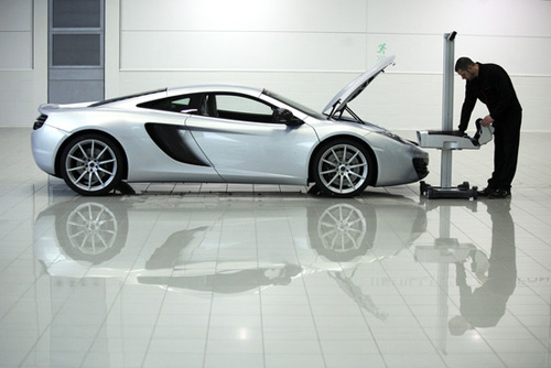 Nhân viên kỹ thuật kiểm tra một chiếc McLaren - d