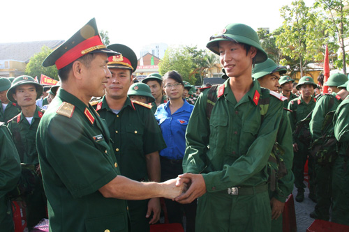 Thiếu tướng Trần Hữu Tuất bắt tay chúc mừng các thanh niên lên đường nhập ngũ 