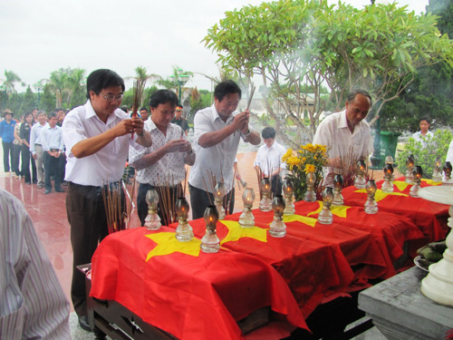 Lãnh đạo và nhân dân địa phương tham gia lễ truy điệu 7 hài cốt liệt sĩ mới phát hiện d