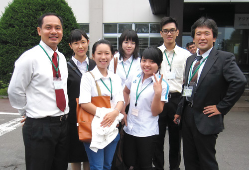Tiến sĩ Từ Diệp Công Thành (bìa trái) tham dự chương trình giao lưu KOSEN tại Nhật Bản - d