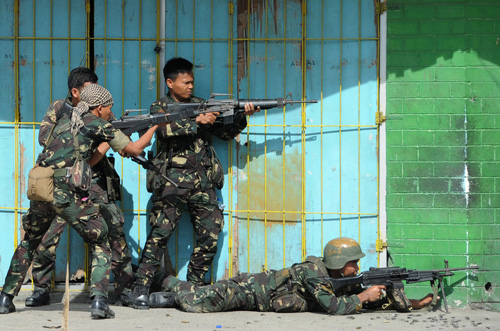 Binh sĩ Philippines nã súng về phía các phần tử MNLF ngày 12.9 - d