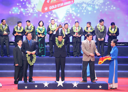 Nhà máy nước khoáng Thạch Bích vinh dự đón nhận Giải thưởng Top 100 Sao Vàng đất Việt 2013 