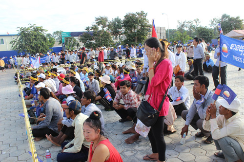 Sáng sớm, một nhóm người biểu tình ủng hộ CNRP thưa thớt kéo đến Quảng trường Tự Do trung tâm Phnom Penh. Trái với tuyên bố của CNRP, số người biểu tình dường như ít hăng hái