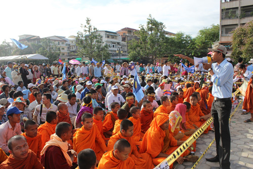 Mặc dù các chức sắc Phật giáo đã cấm các nhà sư tham gia biểu tình vì làm như thế là trái quy định của Phật pháp. Tuy nhiên, vẫn xuất hiện những người trong áo nhà sư tại cuộc biểu tình,  trong khi có dư luận cho rằng CNRP đã cho một số người giả nhà sư để tăng thu hút công chúng