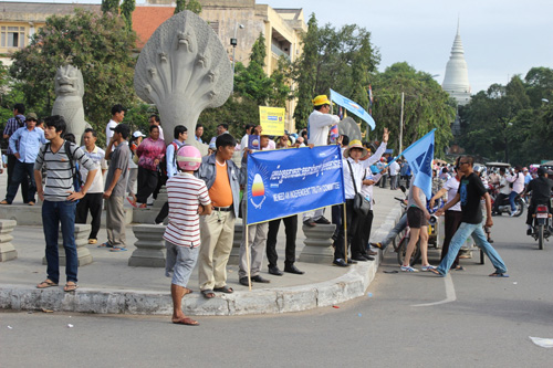 Bên ngoài khu vực biểu tình, gần cầu Wat Phnom, người của CNRP ra sức lôi kéo người tham gia biểu tình