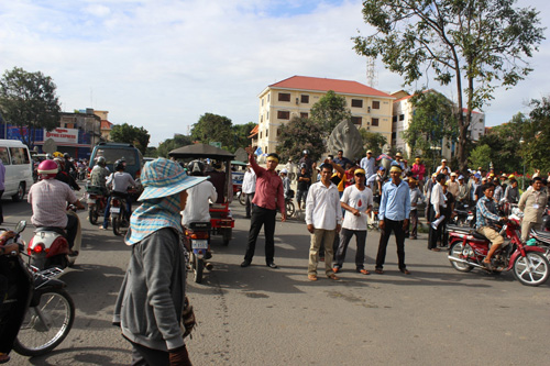 Bên ngoài khu vực biểu tình, gần cầu Wat Phnom, người của CNRP ra sức lôi kéo người tham gia biểu tình 2