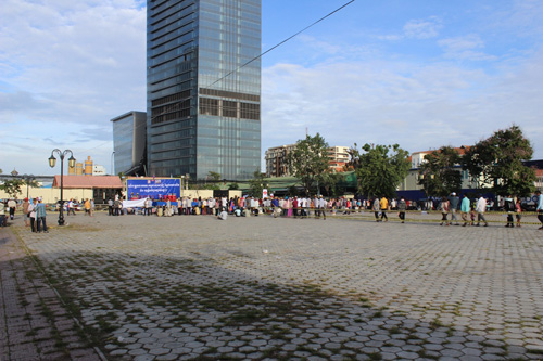 Sáng sớm, một nhóm người biểu tình ủng hộ CNRP thưa thớt kéo đến Quảng trường Tự Do trung tâm Phnom Penh. Trái với tuyên bố của CNRP, số người biểu tình dường như ít hăng hái 3
