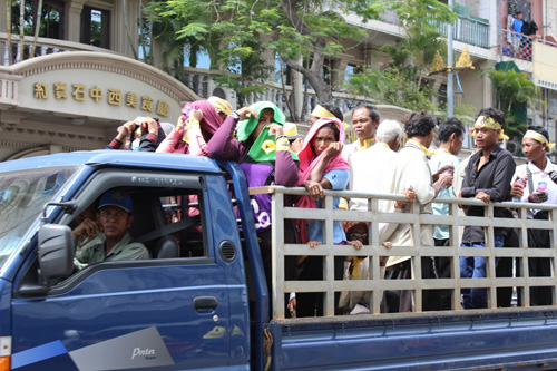  Đoàn xe chở người biểu tình từ các nơi tiến về Phnom Penh 1